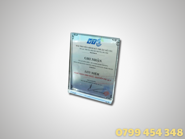 Bảng vinh danh pha lê